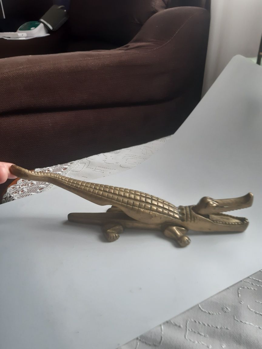 Vand spargator de nuci ,sub forma de crocodil,33 cm.