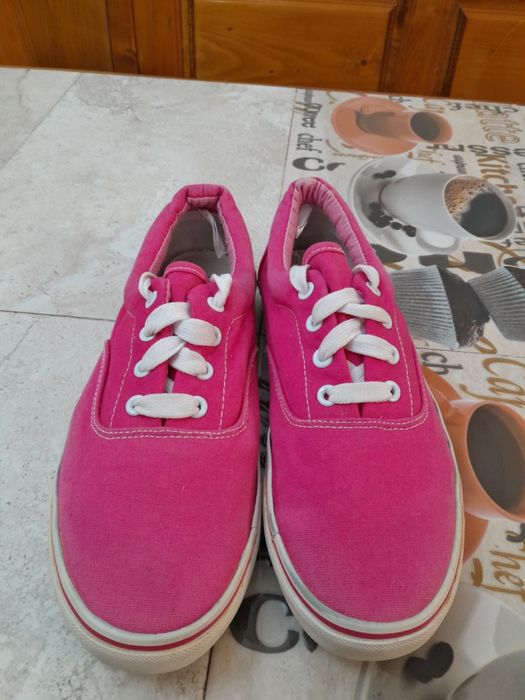 Teniși next noi fără etichetă