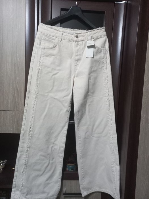 Blugi noi de la Reserved, moderni , evazați,  cu franjuri scurte pe la