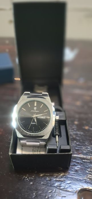 Часовници phoedegear и LIGE