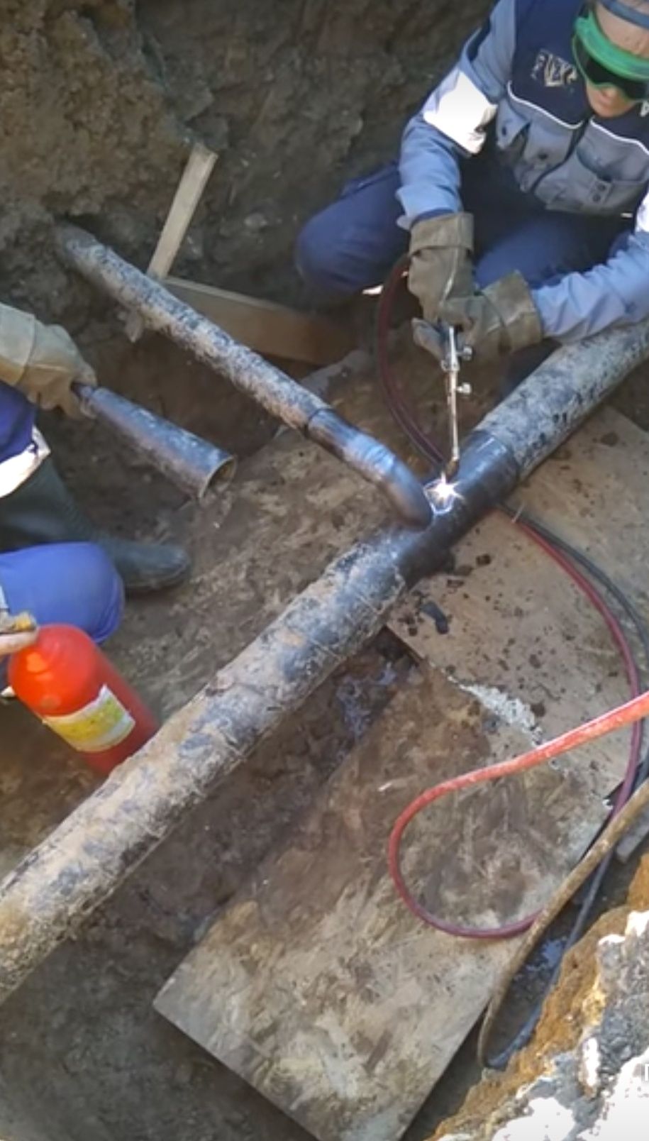 Врезка водопровода газопровода Сварка Сварщик Сантехник Ремонт