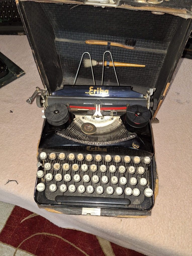 Masina de scris veche, Erika