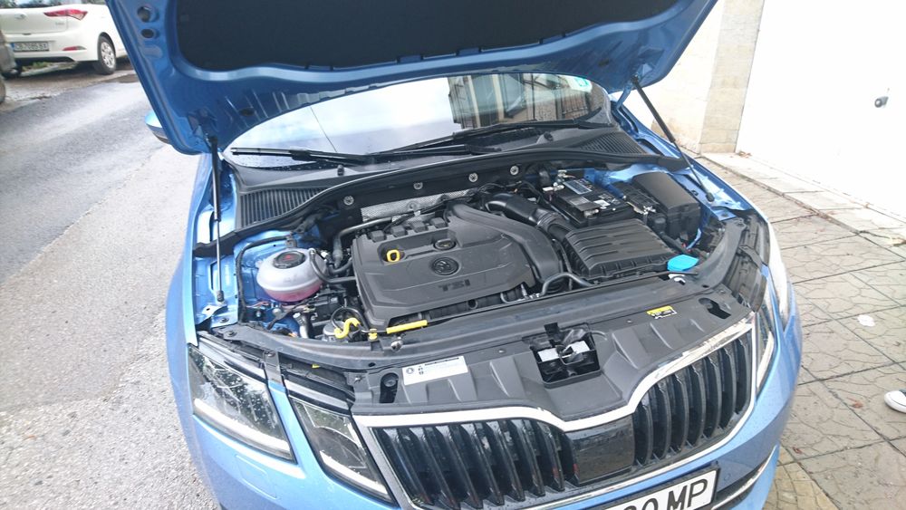 Монтажен комплект амортисьори преден капак Skoda Octavia Mk3