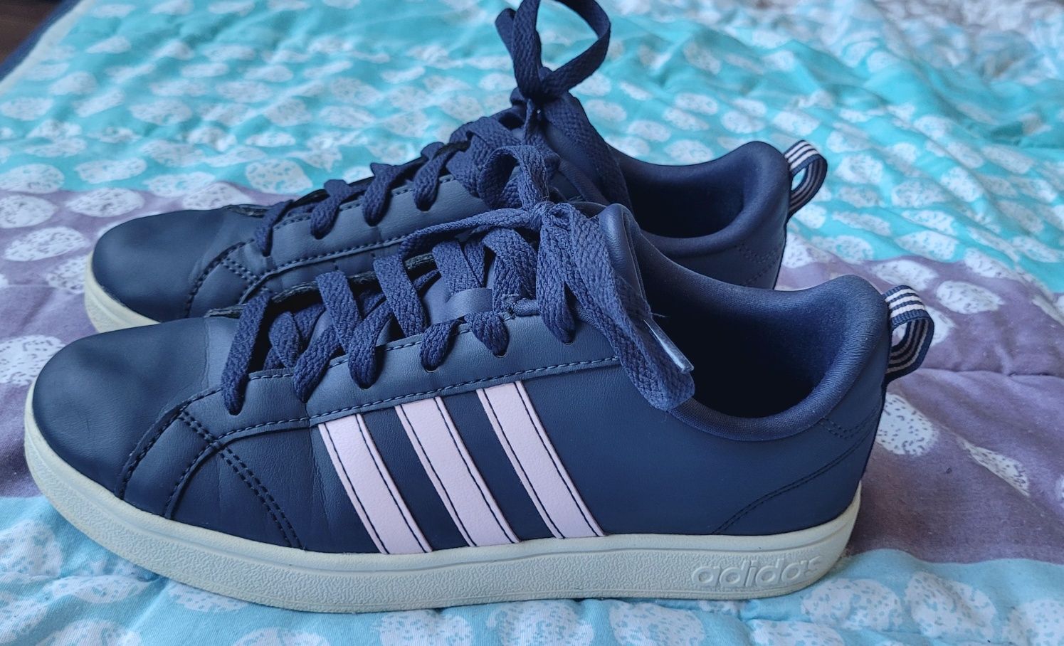 Adidasi adidas .