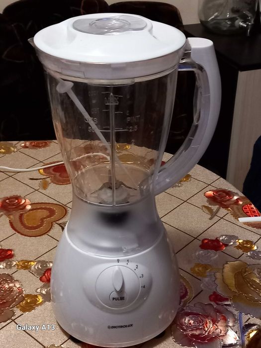 Блендер за плодове и други.