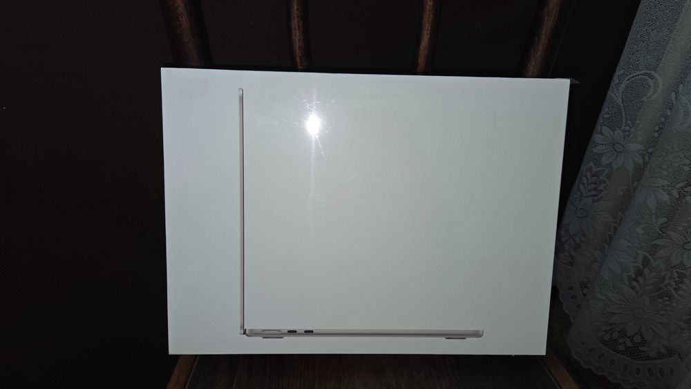 Laptop Apple MacBook Air 13" cu procesor Apple M2, 16GB RAM, 256GB SSD