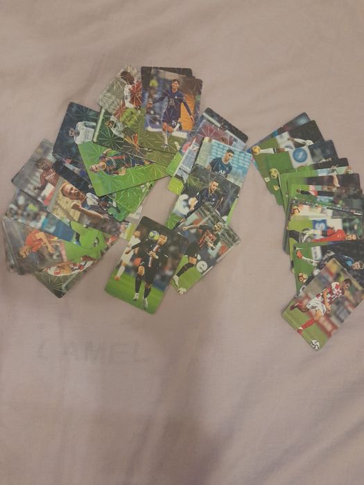 Продам 54 футбольных карточек