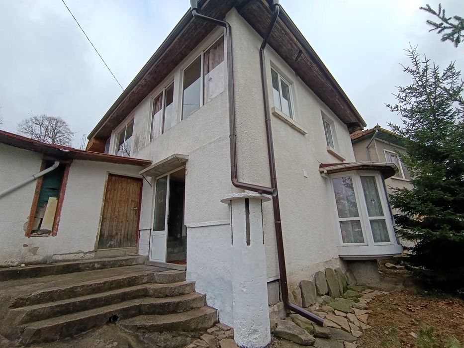 Монолитна къща в с. Жълтеш