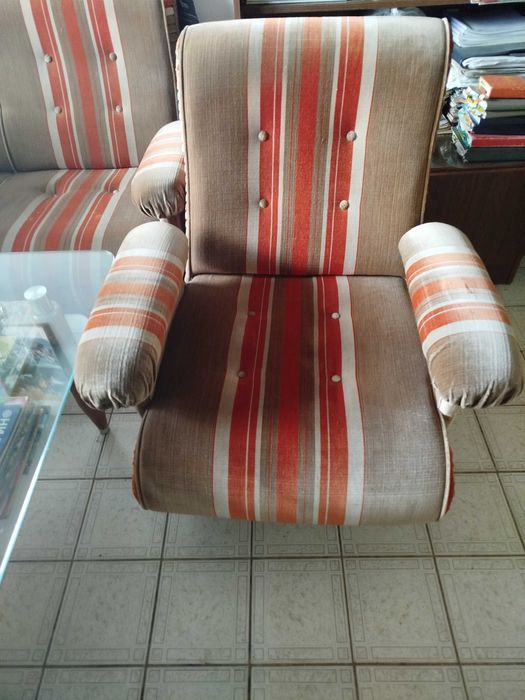 Продавам холова гарнитура с два дивана и два фотьойла