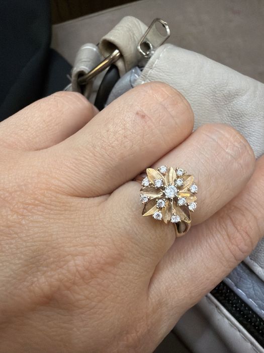 Продам золотое кольцо новое