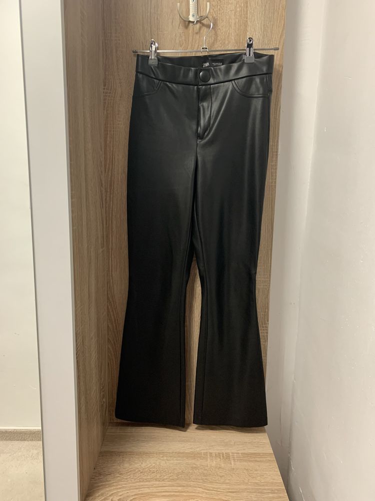 Pantaloni imitatie piele Zara