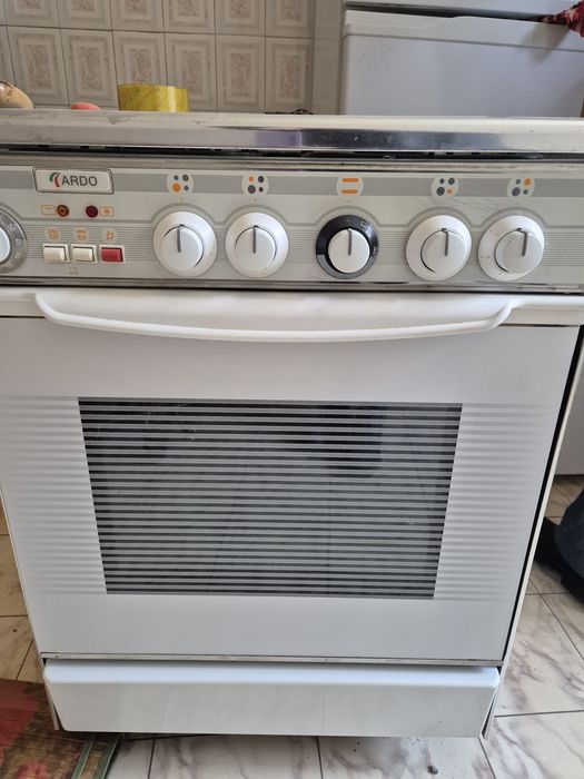 Плита газовая ARDO в отличном состоянии. Духовка электрическая.