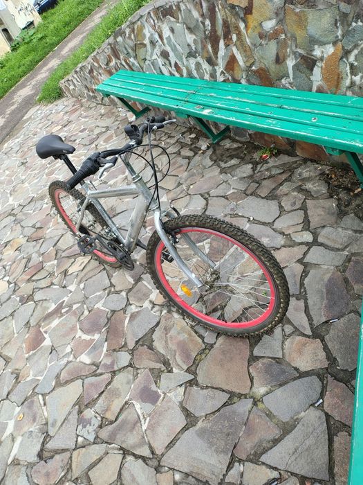 Vând bicicletă tip MTB (mountain bike) cu roți de 26 inch, jante roșii