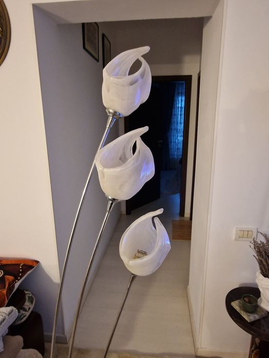 Lampadar deosebit, 3 brate metalice, sticla lucrata manuala