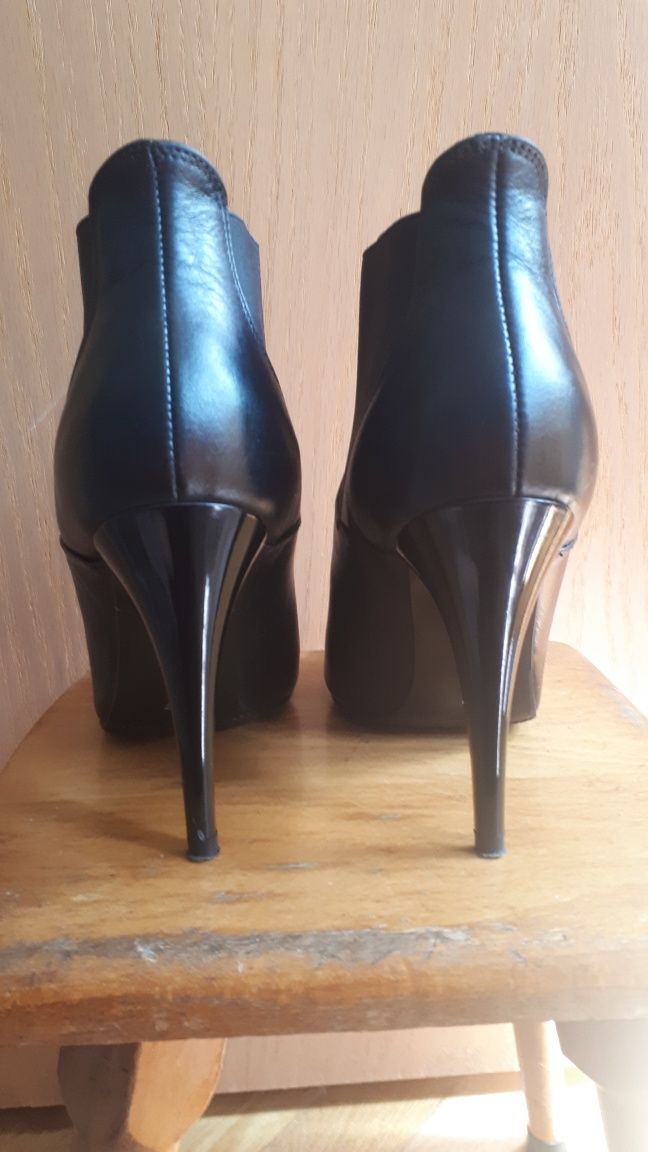Ghete din piele   nr 37 culoare negru 150 ron
