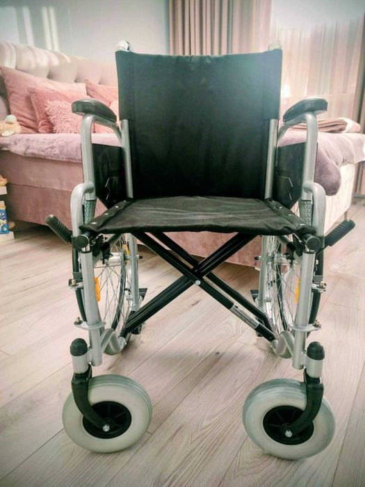 Чисто нова инвалидна количка.