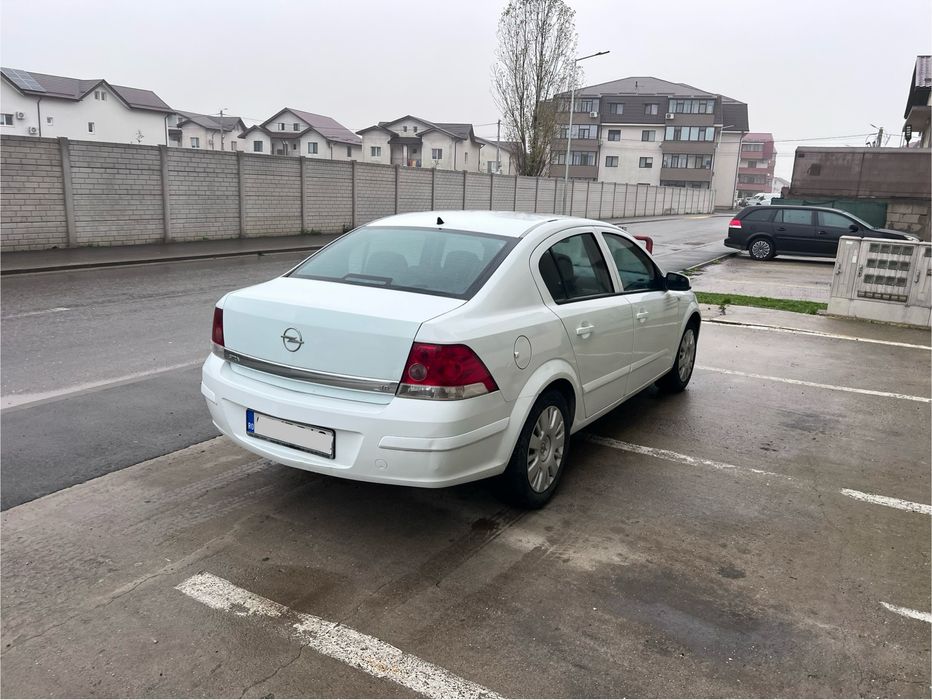 Opel Astra H sedan 1.6 benzina 2009