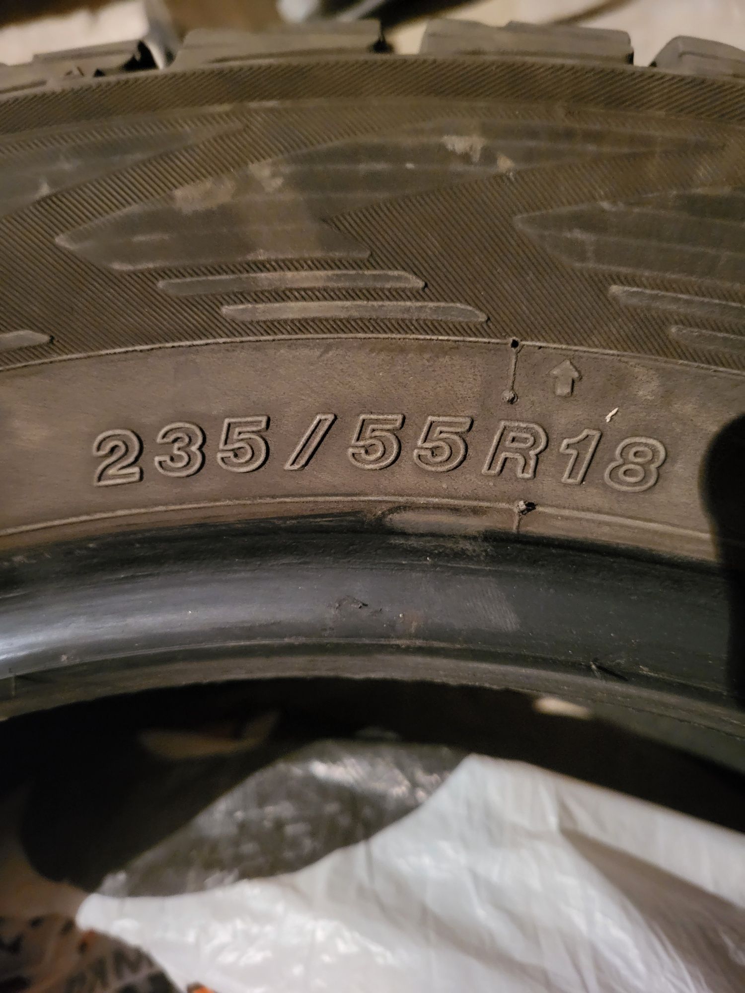 Продаётся комплект  4 шт Зимние шины почти новые размер R18 235/55