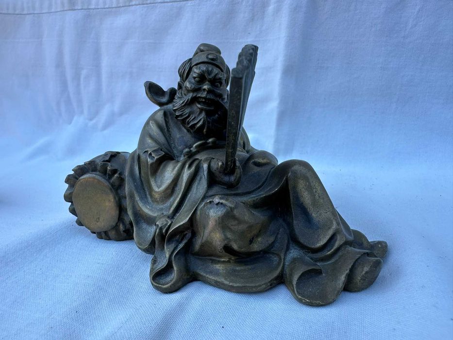 Старинна фигурка на Мъдрец / Жонг Куи (Zhong Kui ) с ветрило