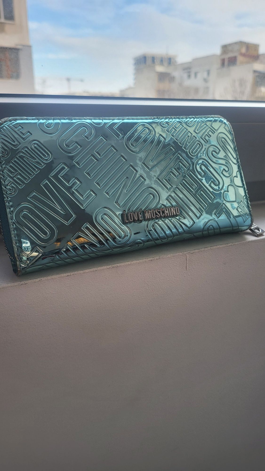 Протмоне Love Moschino
