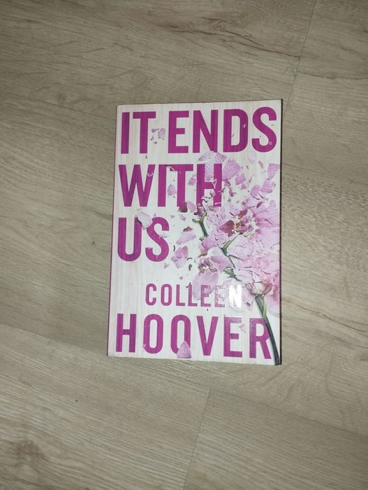 Книги с различни заглавия и цени