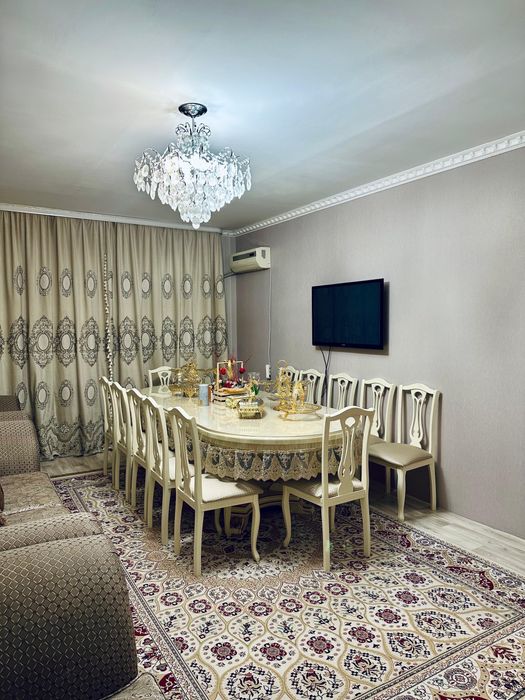 Продам стол со стульями для гостиной