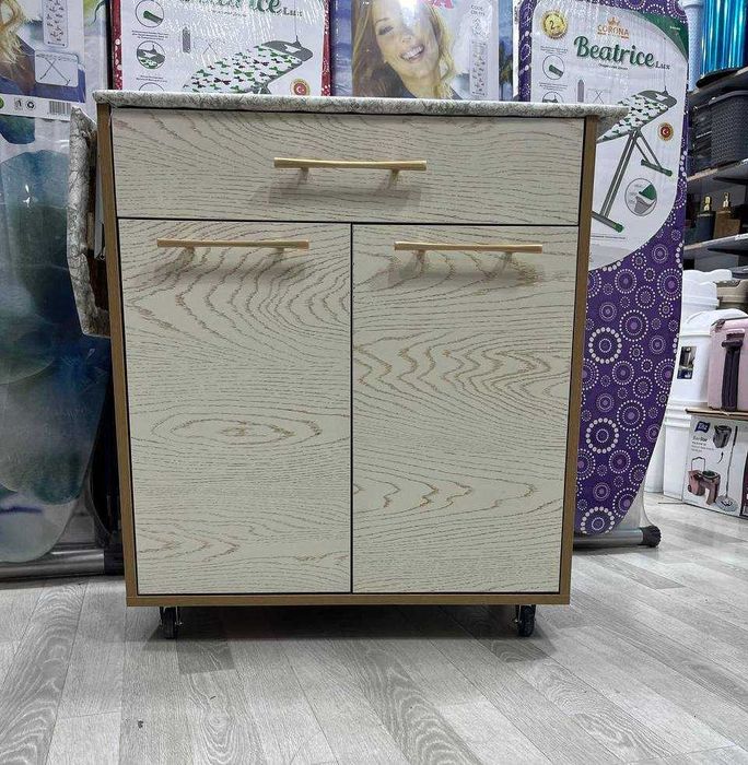 Гладильная доска+шкафчик. На роликах.