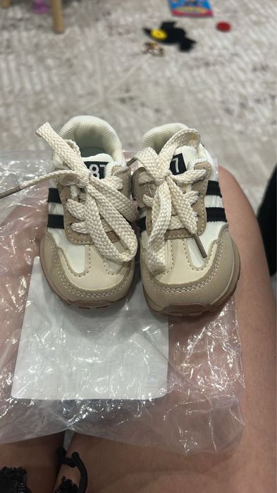 Продам детские кроссовки новые размер 18