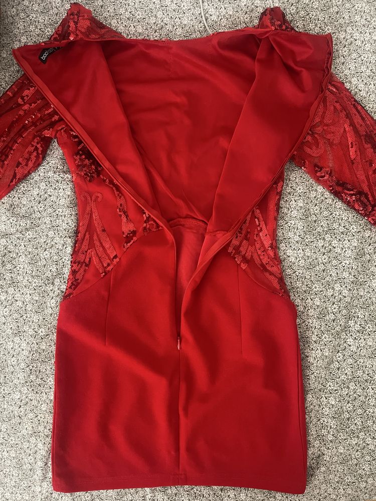 Червена рокля на Boohoo