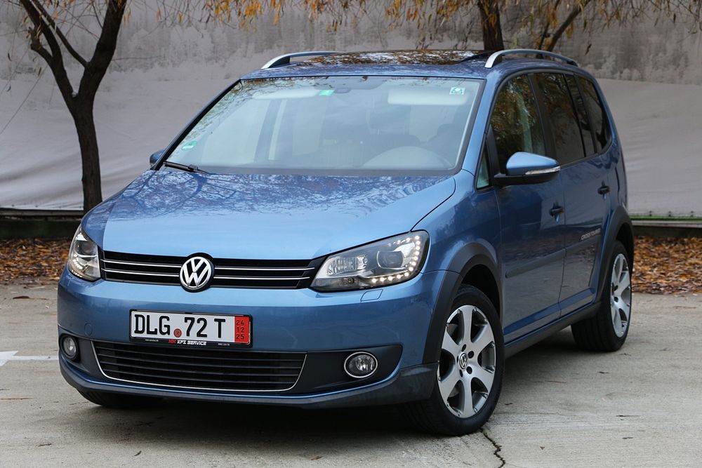 Vw touran cross/dsg/panoramic/navi/zoll/bixenon