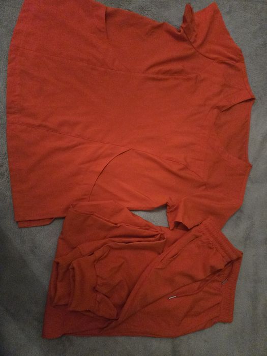 Червена медицинска униформа