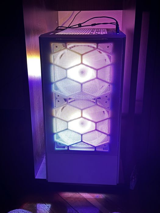 Геймърски компютър с монитор