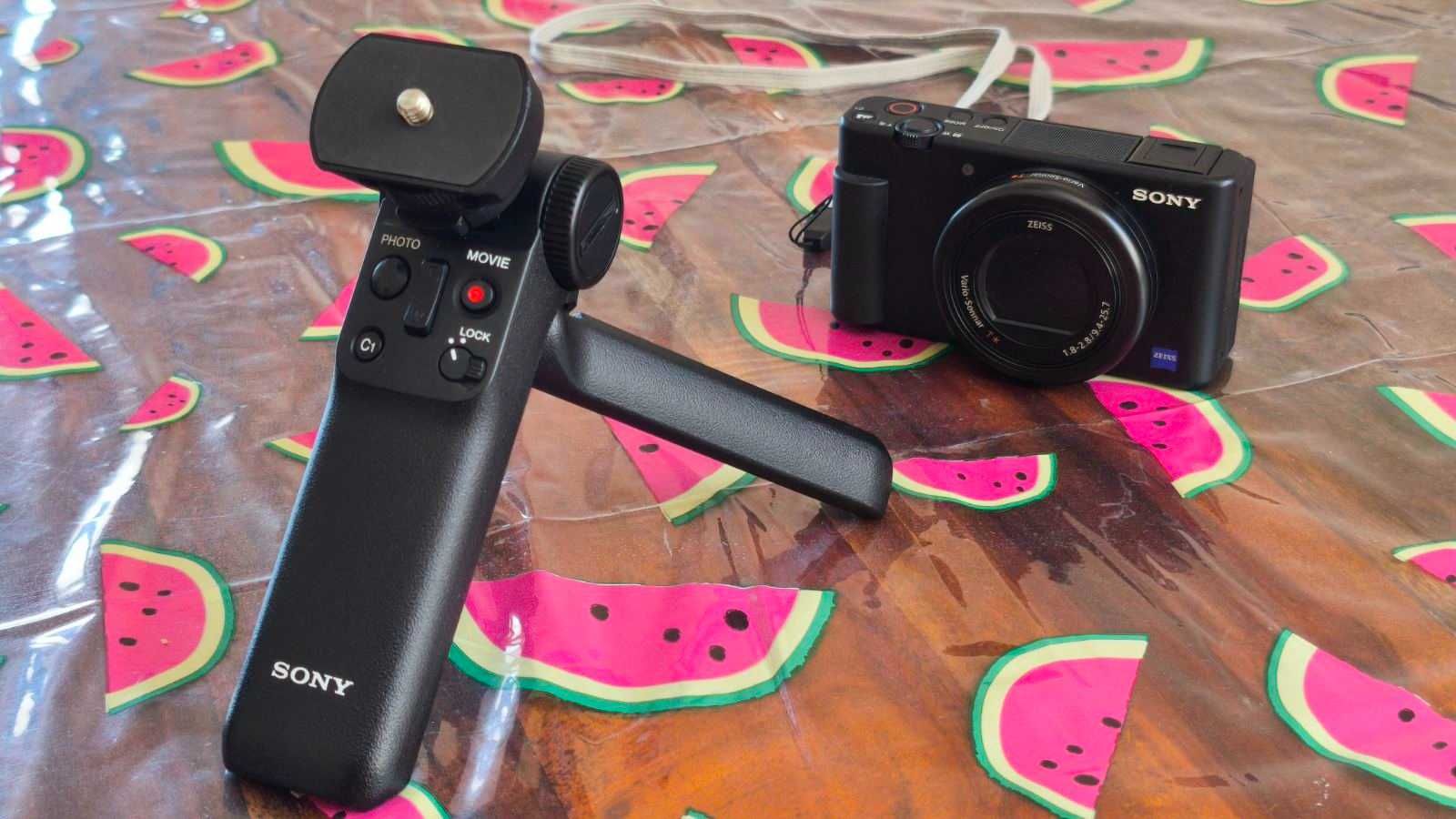 Комплект фотоапарат за влогинг Sony ZV-1 + аксесоар Sony GP-VPT2