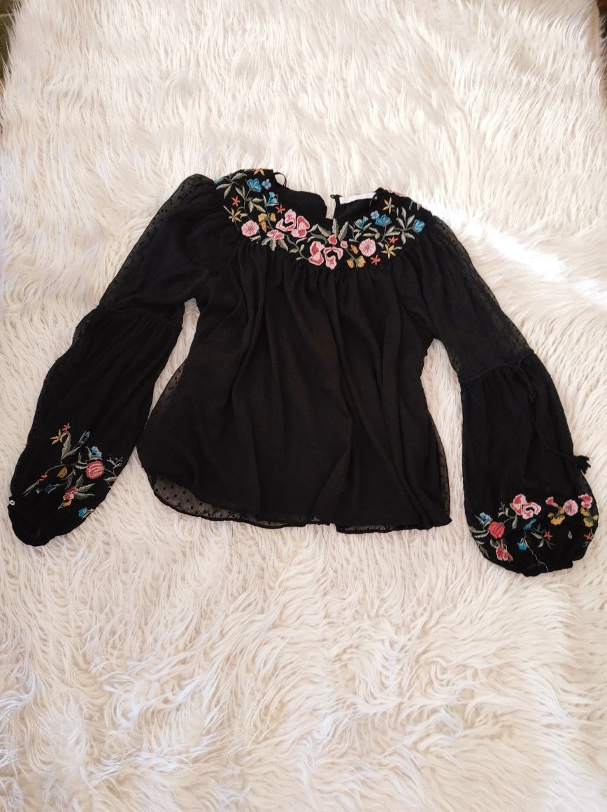 Страхотен топ с бродерия Zara