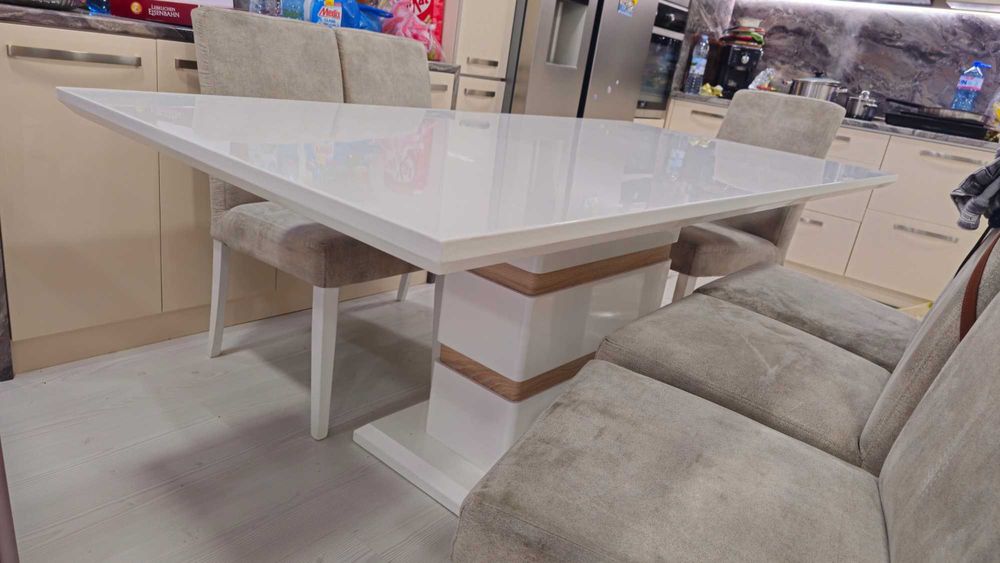 Луксозня трапезна маса от МДФ