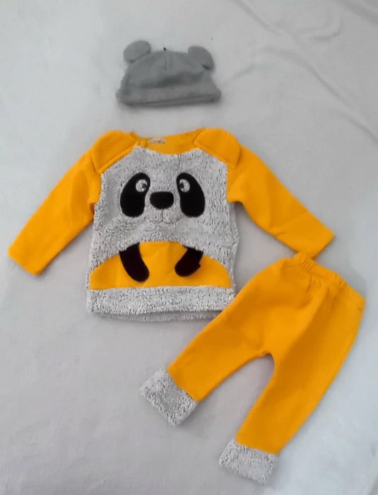 Costum bebe cu caciulita