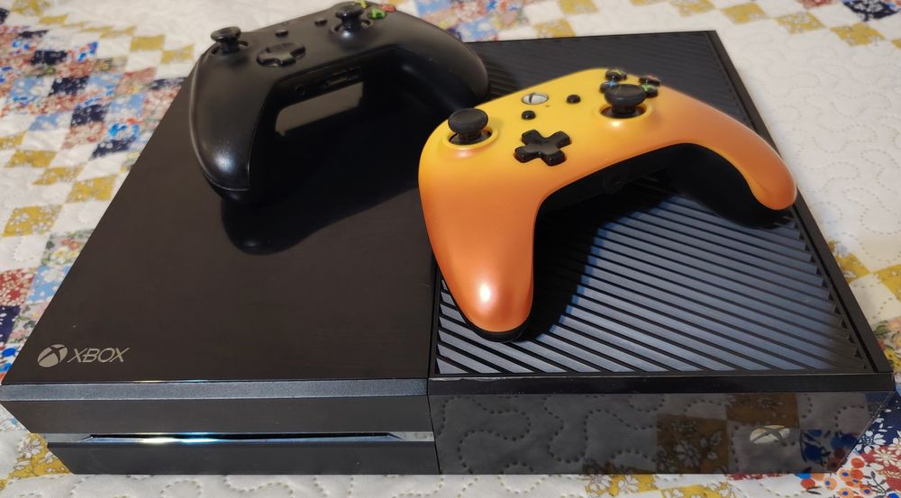 БАРТЕР /ПРОДАЖБА ! Конзола Xbox ONE + 2 джойстика + GTA 5 FARCRY FC 24