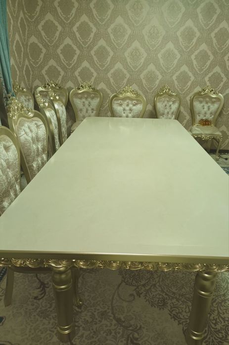 Mehmonxona uchun stol-stul sotiladi.