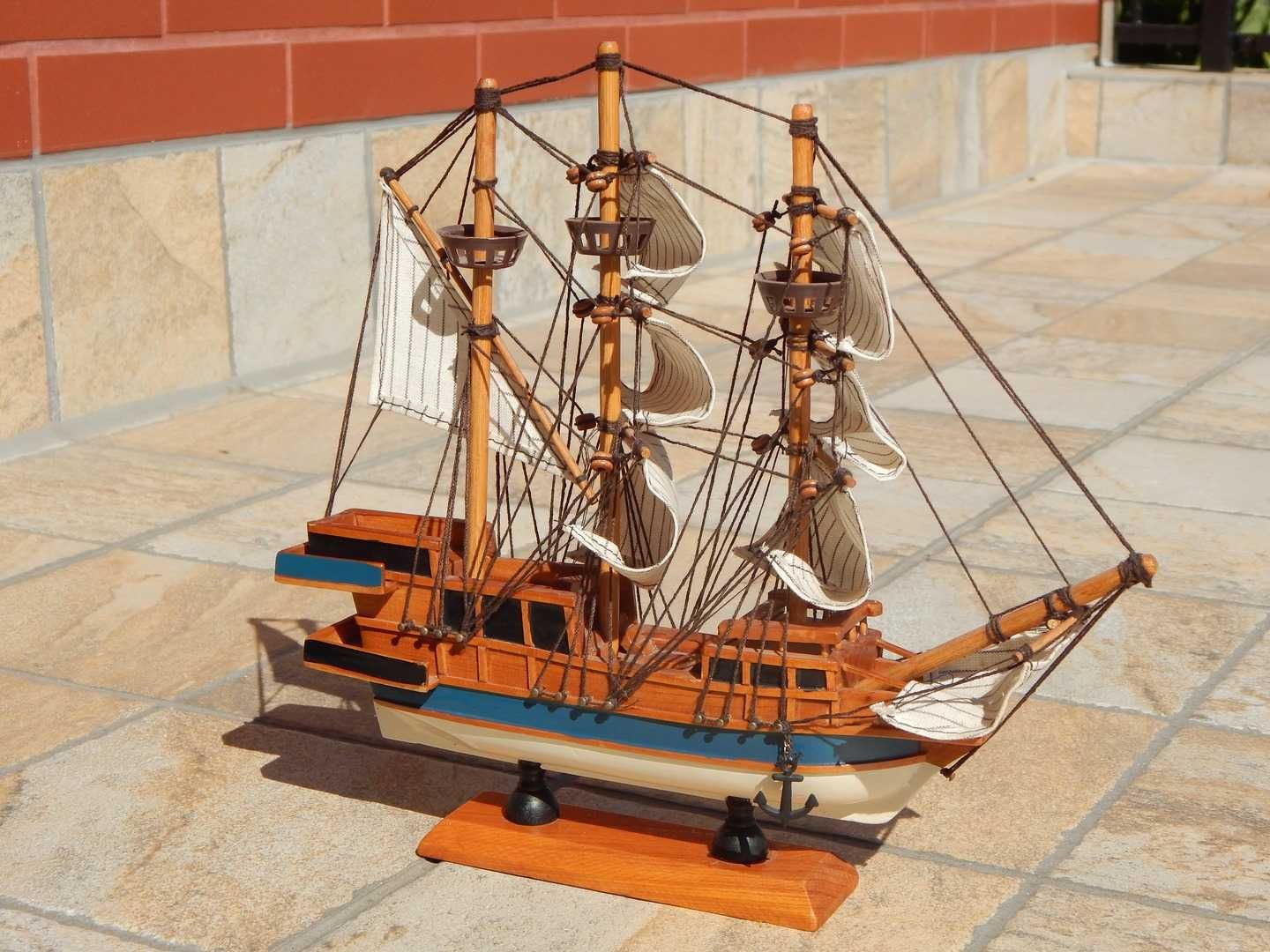 Macheta nava corabie cu panze decorativa din lemn + textil Revenge