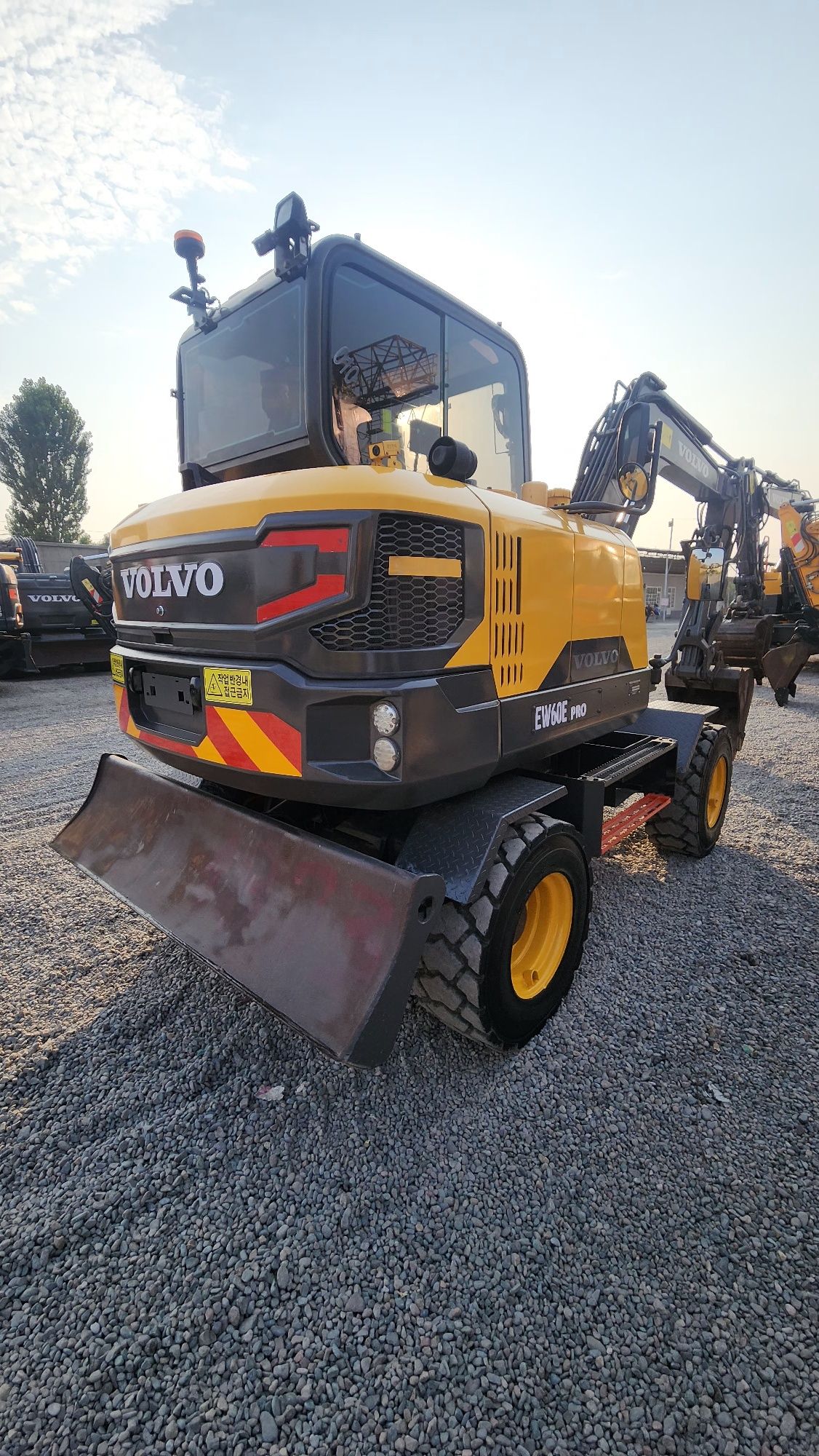 Ekskavator Volvo EW60E 2018 yil 8100 mochas sotiladi