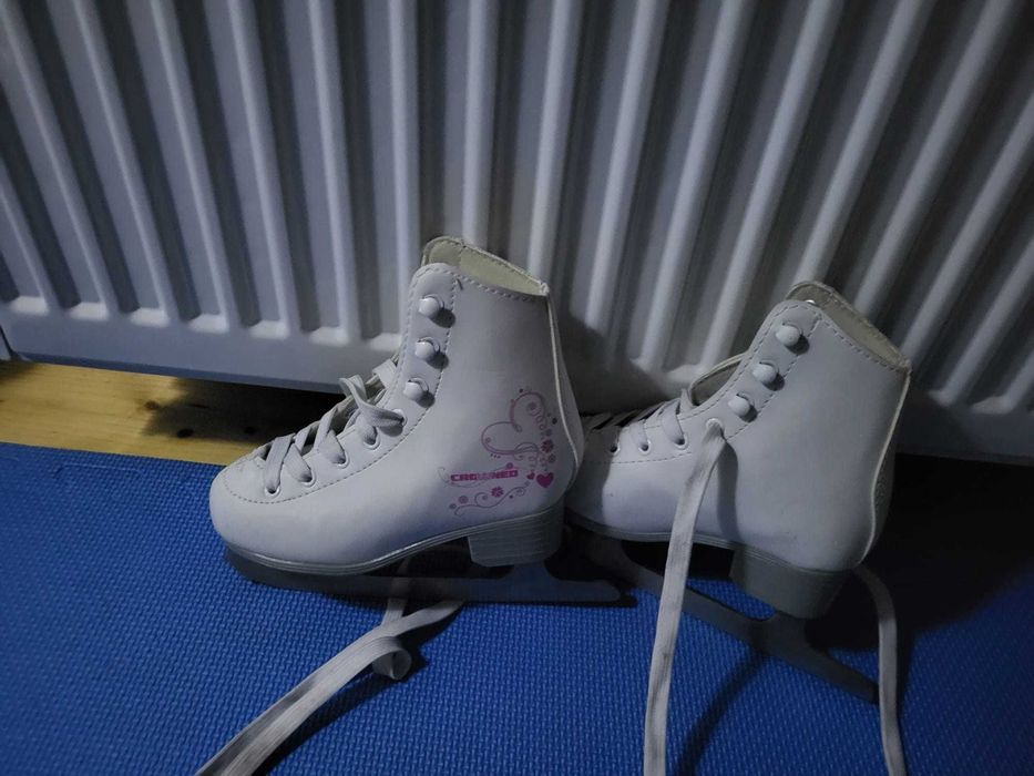 Vand patine numerele 28, 33, albe si reglabile 32-35