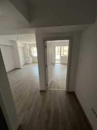 Inchiriez apartament nemobilat,parcare inclusa