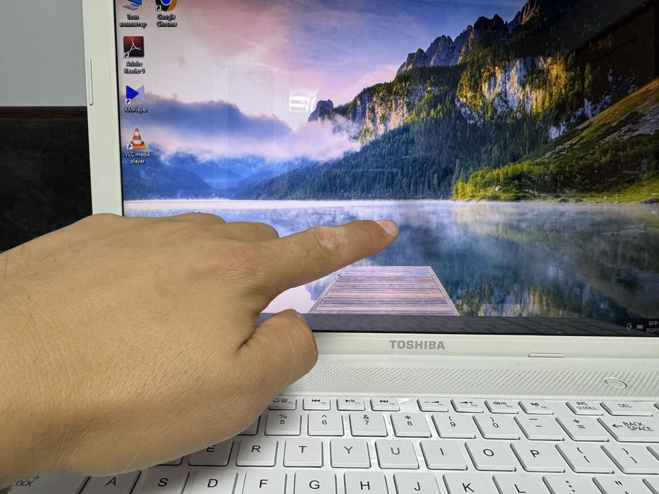 Лаптоп ТOSHIBA + зарядно