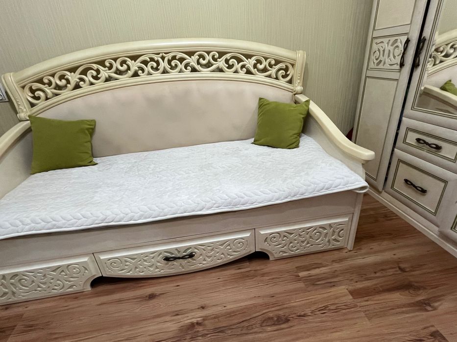 Кровать, туалетный столик с зеркалом,  тв тумба