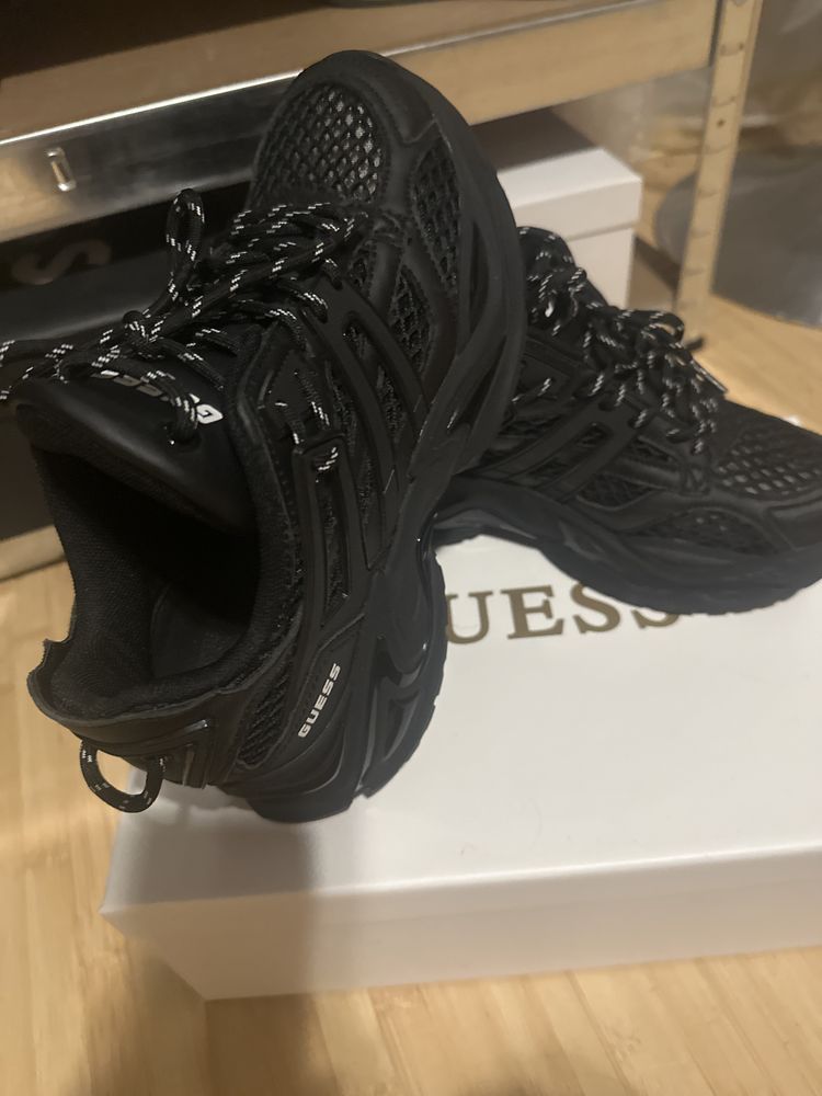 GUESS -Дамски маратонки……