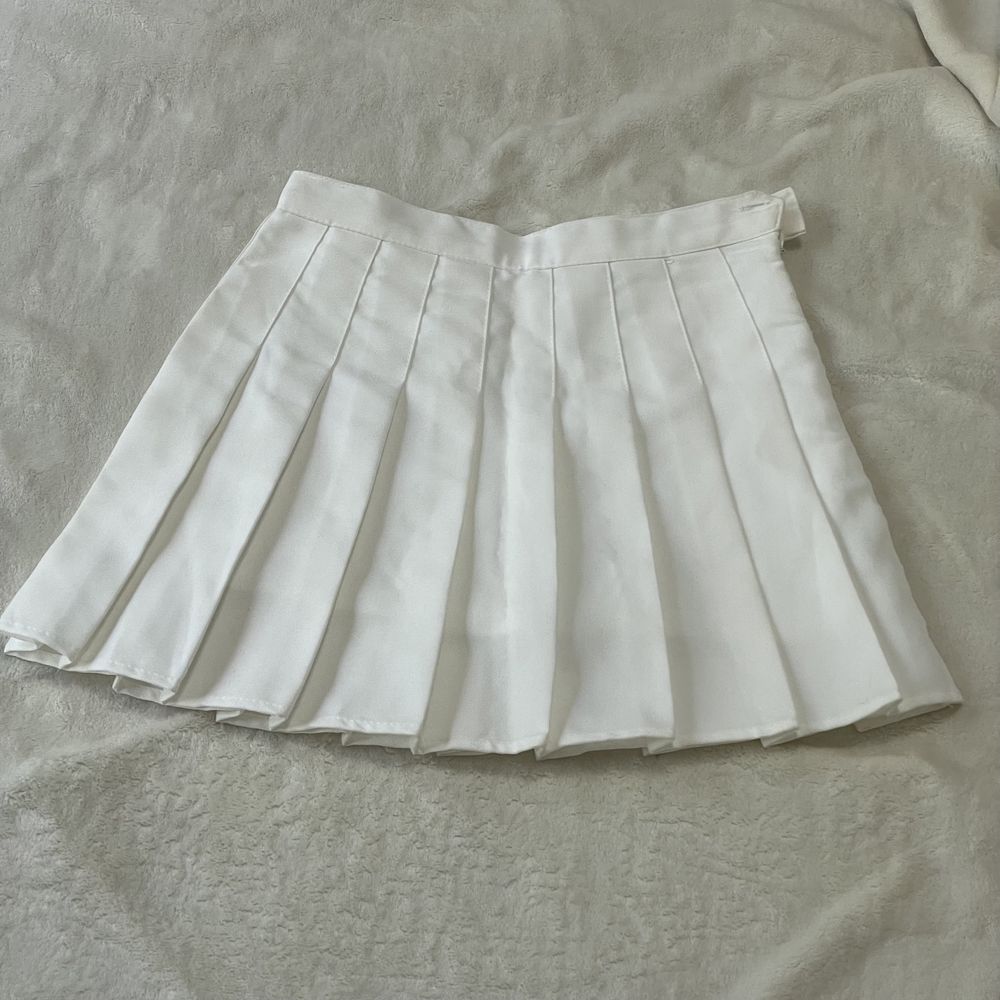 Белая женская юбка с шортами