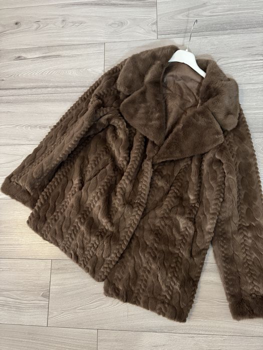 Haina blana nurca aurie