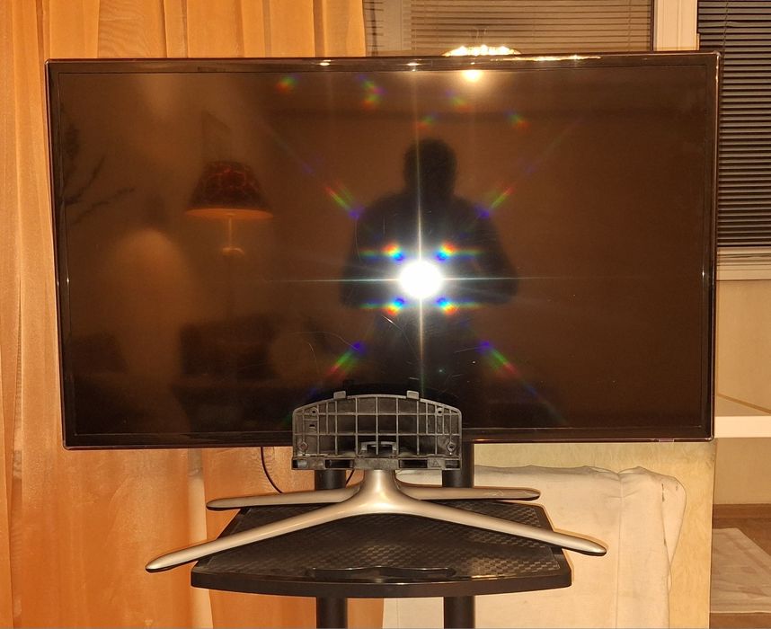 Телевизор Samsung 40" UE40f6100 рабосий, целый