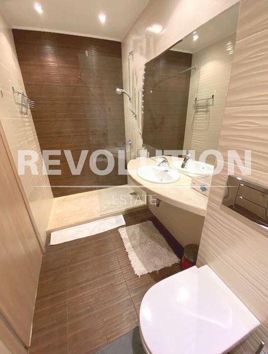 Тристаен апартамент в м-т района на Ален Мак!