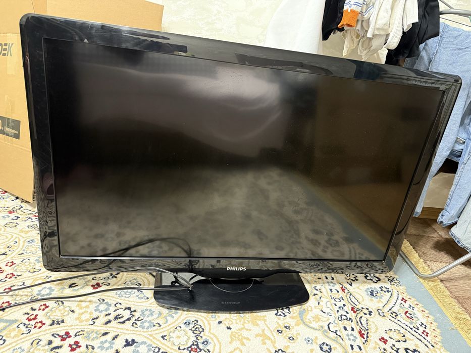 Продаю телевизор PHILPS. На запчастье , экран не работает